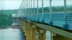 Jembatan bergoyang dan bergelombang akibat tiupan angin terjadi di Rusia. Bergeraknya jembatan sudah menjadi perhatian aparat setempat dan tengah diselidiki penyebab serta keamanannya.