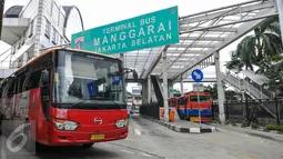 Trans Jakarta memasuki  Terminal Manggarai, Jakarta, Jumat (15/4/2016). Pemprov DKI berencana menyerahkan pengelolaan halte dan terminal kepada pihak swasta, Salah satu terminal yang akan diserahkan ke swasta adalah Manggarai. (Liputan6.com/Yoppy Renato)