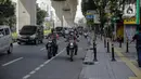 Petugas gabungan dari Satpol PP, Dishub, polisi hingga TNI melakukan patroli di kawasan Jalan Fatmawati, Jakarta, Kamis (15/4/2020). Patroli gabungan tersebut untuk mengimbau masyarakat agar tetap dirumah dan selalu menggunakan masker saat beraktivitas di luar rumah. (Liputan6.com/Faizal Fanani)