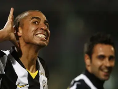 Juventus forward David Trezeguet of France celebrates after he scored a goal against Palermo, during their Serie A football match at Barbera Stadium on February 21, 2009. AFP PHOTO / Marcello PATERNOSTRO