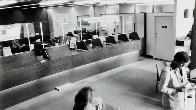 Ilustrasi teller bank (unsplash)