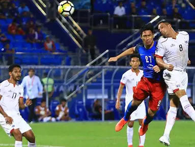 Striker Persija Jakarta, Addilson, duel udara dengan bek Johor Darul Ta'zim, Fadhli Shas, pada laga AFC Cup di Stadion Hassan Yunos, Johor, Rabu (14/2/2018). JDT menang 3-0 atas Persija. (Media Persija)