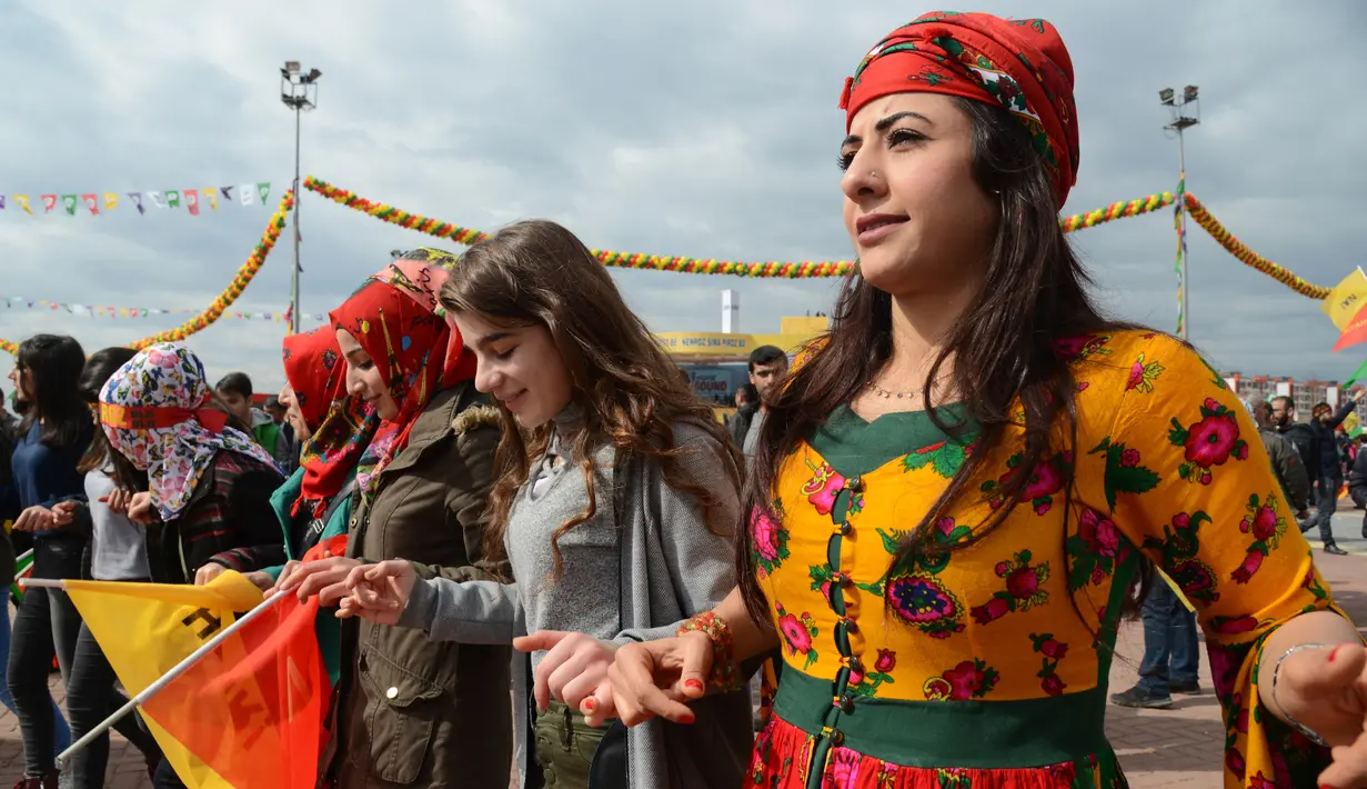 Sejumlah Wanita Kurdi Turki menari merayakan Perayaan Newroz di Diyarbakir, Turki (21/3). Festival ini dirayakan oleh orang-orang Kurdi yang tinggal di wilayah perbatasan Turki-Suriah. (AFP Photo / Ilyas Akengin)