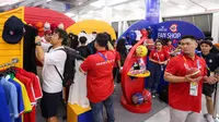 Suvenir Piala Dunia FIBA 2023 di Shop Fan Indonesia Arena, Jakarta, laris manis diburu penonton, Selasa (29/8/2023). (Bola.com/Bagaskara Lazuardi)