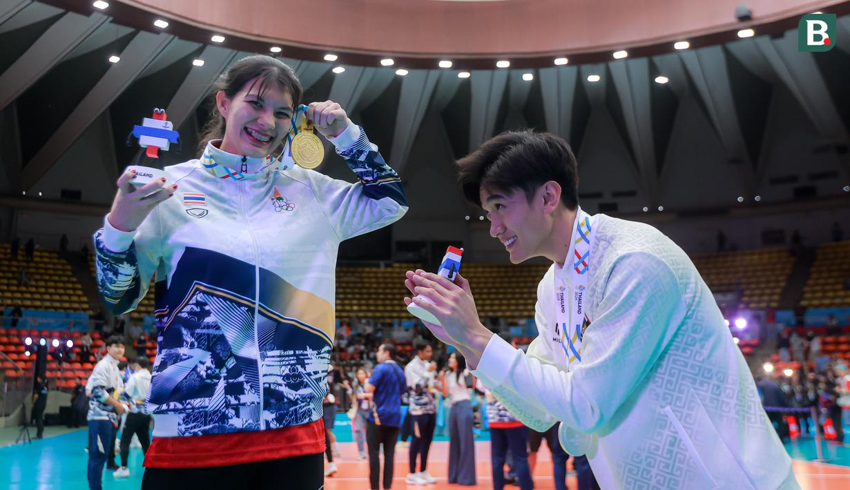 Pun setelah pengalungan medali. Keduanya tampak saling merayakan kemenangan bersama. Alfin dengan medali peraknya. Sementara Catherine dengan medali emasnya. Seperti diketahui, Hubungan mereka menjadi viral saat pertandingan SEA V League 2025, di mana mereka menunjukkan momen mesra di pinggir lapangan. (Bola.com/Bagaskara Lazuardi)