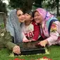 Nia Daniaty bersama anak dan cucunya saat berziarah (Dok.Instagram/@niadaniatynew/https://www.instagram.com/p/BxFsUxWhCQP/Komarudin)