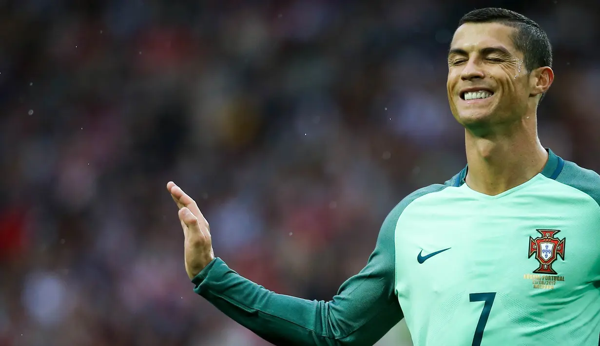 Bintang Portugal, Cristiano Ronaldo, saat tampil melawan Rusia pada laga penyisihan grup Piala Konfederasi di Stadion Spartak, Rusia, Rabu (21/6/2017). (EPA/Mario Cruz)