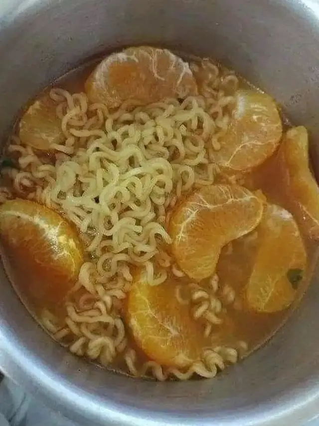 8 Potret Nyeleneh Kelakuan Orang Ketika Makan Jeruk Ini Kurang Kerjaan