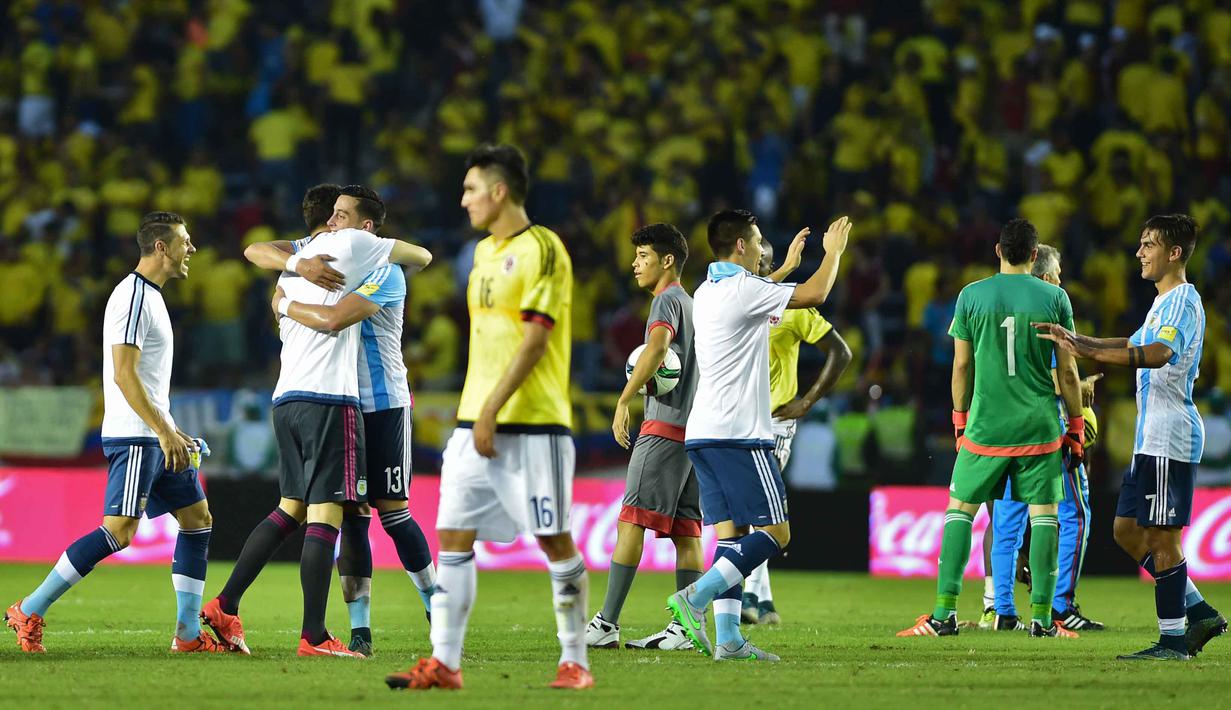 Para pemain Argentina merayakan kemenangan usai kalahkan Kolombia 1-0  pada laga kualifikasi Piala Dunia Russia 2018 zona CONMEBOL di  Stadion Metropolitano Roberto Melendez, Barranquilla, Rabu (18/11/2015) dini hari WIB. (AFP Photo/Luis Robayo)