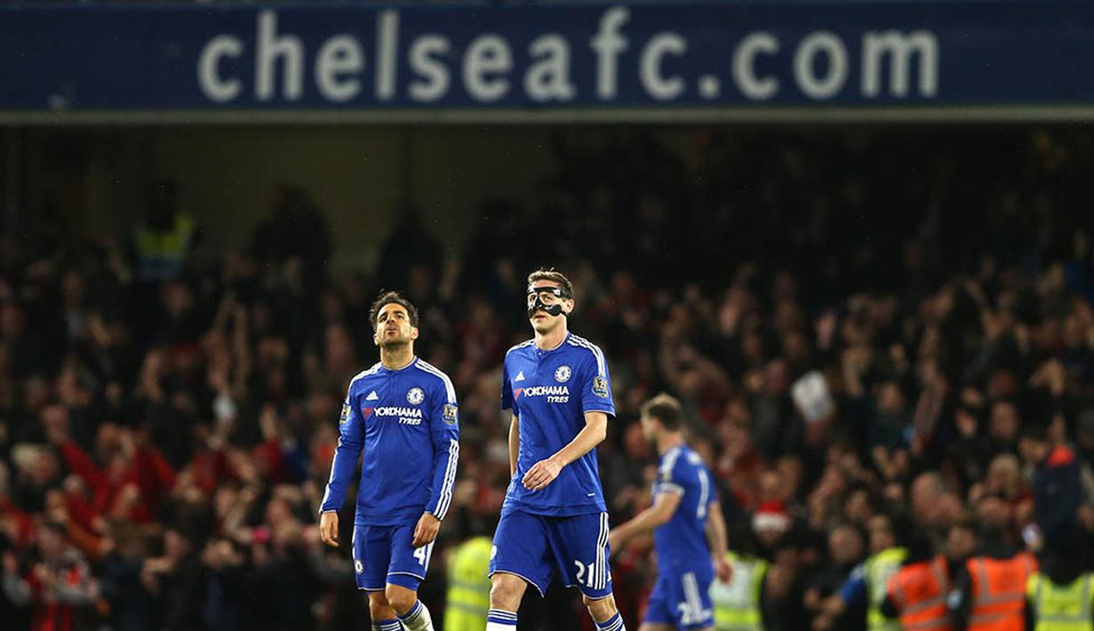 Gelandang Chelsea, Cesc Fabregas dan Nemanja Matic, dengan gerak badan lemas usai takluk dari tim promosi, Bournemouth, pada laga Liga Premier Inggris di Stadion Stamford Bridge, Inggris, Sabtu (5/12/2015). (AFP Photo/Justin Tallis)
