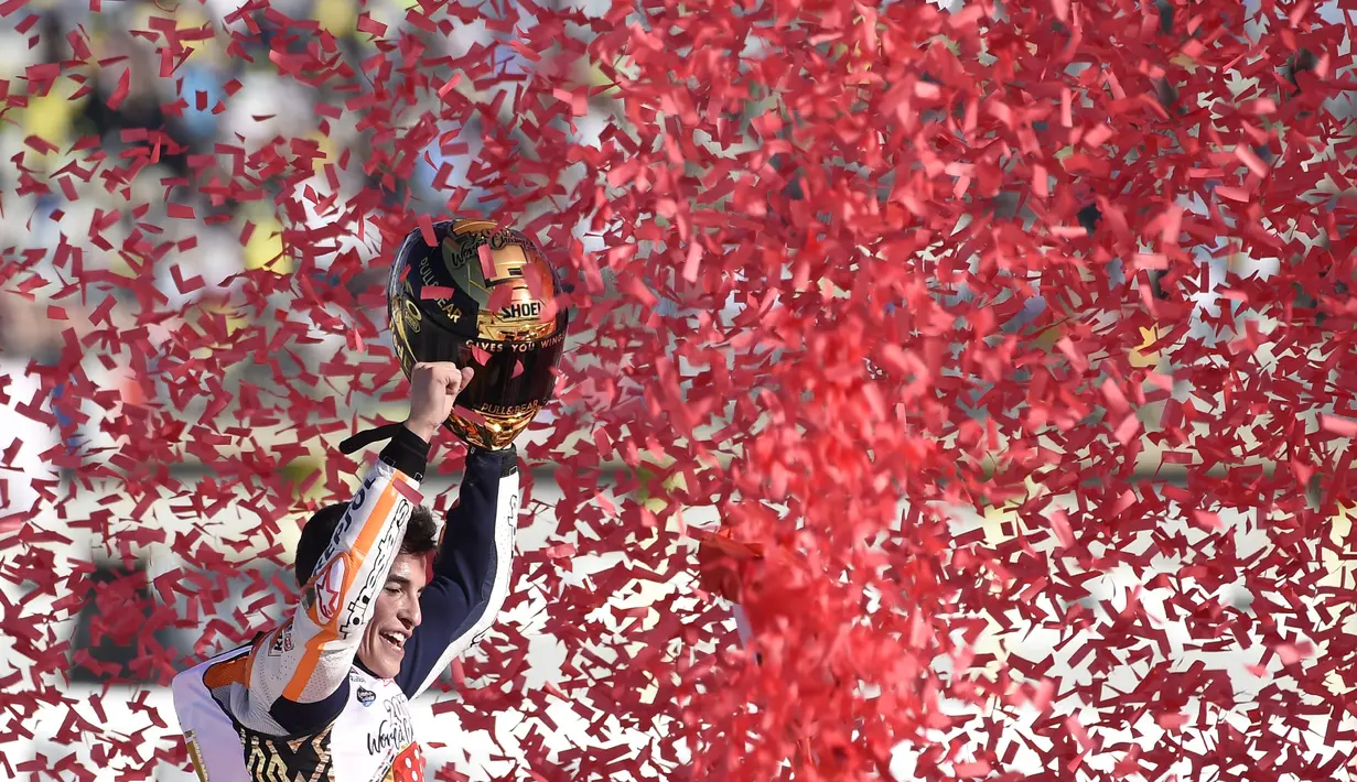 Marc Marquez merayakan keberhasilannya meraih gelar juara MotoGP 2017 usai balapan MotoGP Valencia di Ricardo Tormo Circuit, Cheste, (12/11/2017). Gelar tersebut merupakan yang keempat buat Marquez.  (AFP/Jose Jordan)