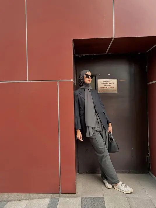 Momen lain memperlihatkan Paula memadukan blazer-nya dengan rok maxi yang memberi kesan chic sekaligus anggun.  [@paula_verhoeven].
