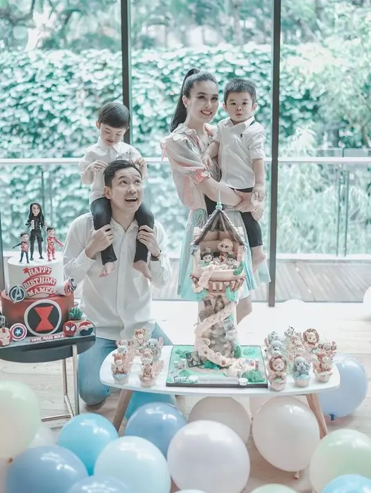 Di hari spesial ini, Sandra Dewi mendapat kejutan spesial dari sang suami dan kedua anaknya. (Foto: instagram.com/sandradewi88)