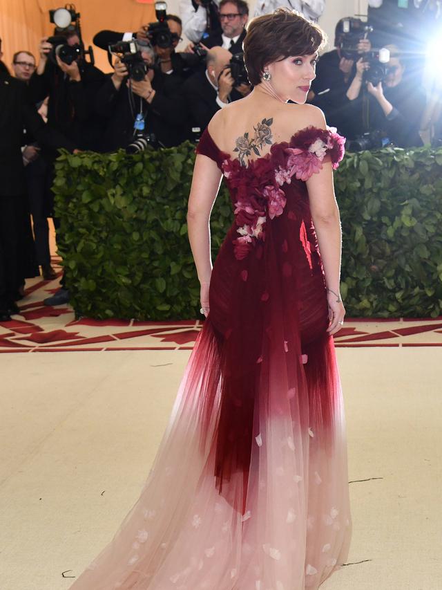 Gandeng Kekasih, Scarlett Johansson Pamer Tato di Met Gala 2018