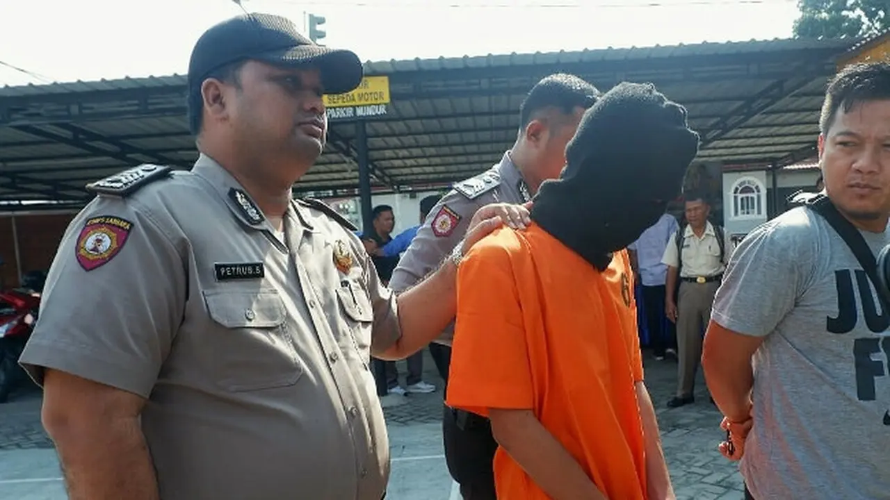 Ketua geng motor KOK digiring polisi dengan dugaan pembunuhan di depan Hotel Holiday Pekanbaru.