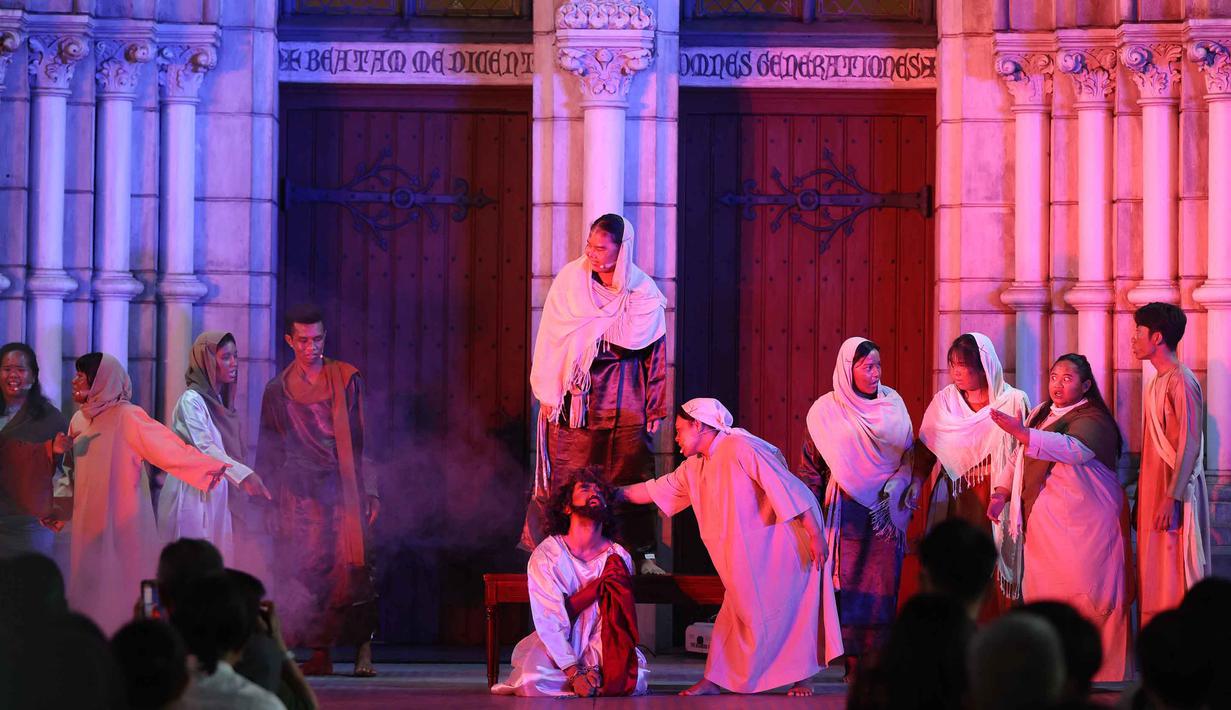 Visualisasi Jalan Salib biasanya dibawakan oleh komunitas Orang Muda Katolik (OMK). Tampak dalam foto, umat Katolik saat memperagakan drama visualisasi prosesi penyaliban Yesus saat peringatan Jumat Agung di Gereja Katedral, Jakarta, Jumat (3/4/2026). (Kapanlagi.com/Budy Santoso)