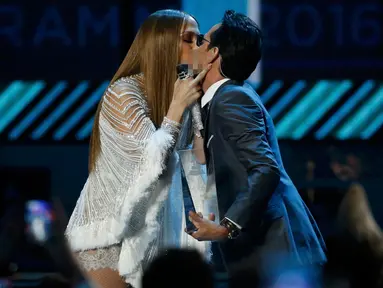Penyanyi Jennifer Lopez (J-Lo) saat mencium mantan suaminya, Marc Anthony usai memberikan piala penganugerahan Latin Grammy Awards ke-17 dalam kategori "person of the year" pada Anthony, di Las Vegas, Nevada, AS, (17/11). (REUTERS/Mario Anzuoni)