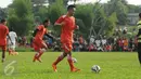Gelandang Persija, Rahmad Afandi saat berlatih di NYTC, Depok, Rabu (17/2/2016). Latihan perdana Persija jelang berlaga di turnamen Piala Bhayangkara 2016 tanpa didampingi pelatih asal Brasil, Paulo Camargo. (Liputan6.com/Helmi Fithriansyah)
