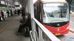 Halte baru tersebut resmi beroperasi mulai hari ini untuk menggantikan halte bus Transjakarta Karet dan Setiabudi yang ditutup terkait dengan pembangunan stasiun MRT, Jumat (6/6/14). (Liputan6.com/Faizal Fanani)
