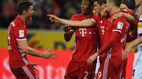 Gelandang Bayern Munchen, Thomas Muller (kiri) melakukan selebrasi bersama rekan-rekannya, di tengah laga kontra Borussia Moenchengladbach, di Borussia Park, Minggu (19/3/2017).  (AFP/Patrik Stollarz)