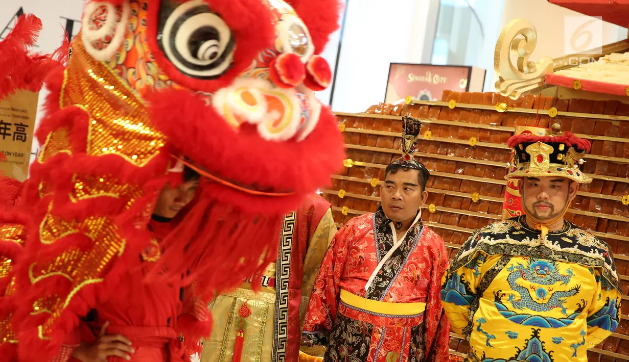 Pemain barongsai bersiap tampil dalam rangka menyambut Tahun Baru Imlek 2569/2018 di hadapan pengunjung Senayan City, Jakarta, Kamis (8/2). (Liputan6.com/Immanuel Antonius)