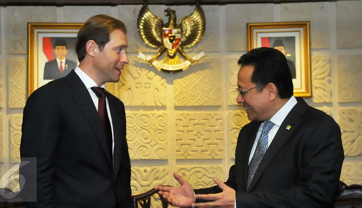 Ketua DPD RI Irman Gusman berbincang dengan Menteri Perindustrian dan Perdagangan Rusia Denis Manturov di kantor DPD RI Jakarta, Jumat (8/1). Denis Manturov untuk membahas kerja sama ekonomi antara Indonesia dan Rusia. (Liputan6.com/Faisal R Syam)