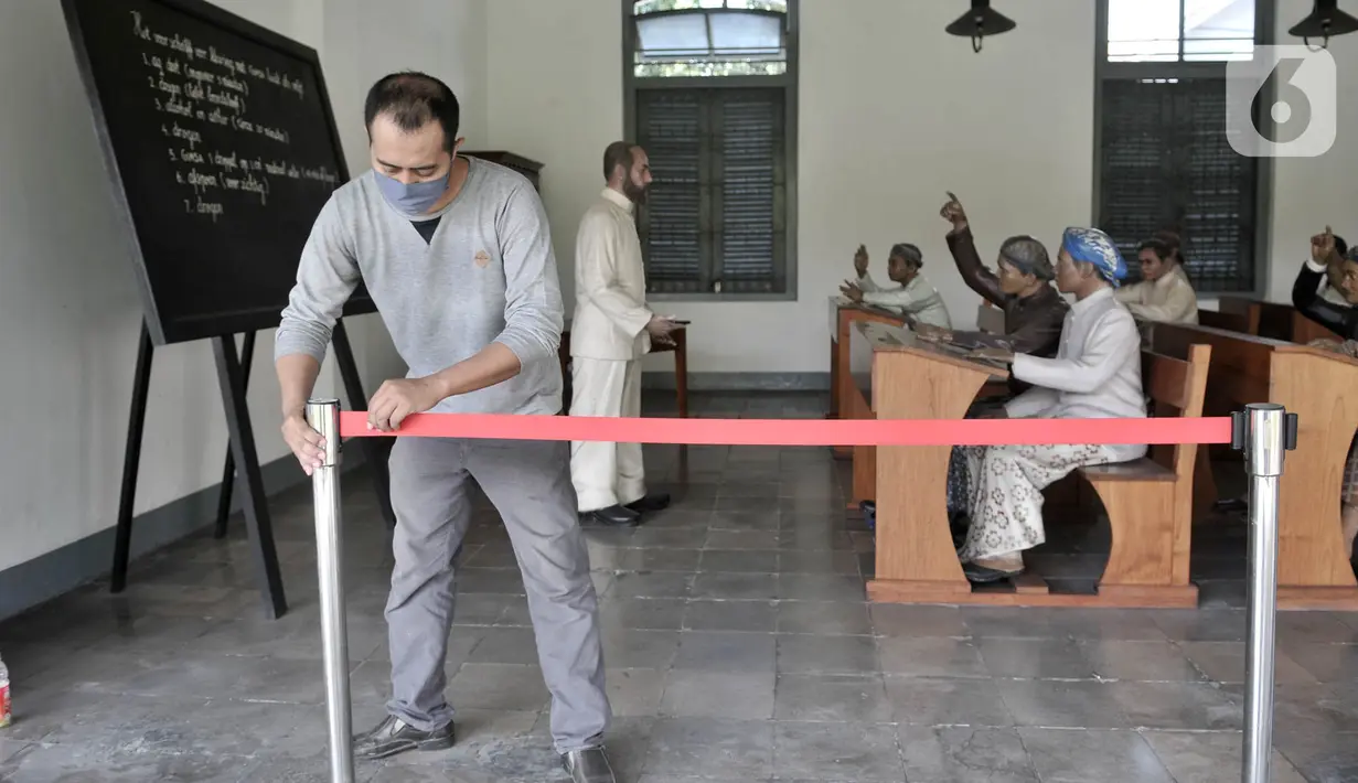 Petugas memasang garis batas pengunjung di salah satu ruangan koleksi Museum Kebangkitan Nasional, Jakarta, Senin (8/6/2020). Pengelola menyiapkan standar protokol kesehatan jelang dibuka kembali untuk umum saat masa PSBB Transisi guna memutus penyebaran Covid-19. (merdeka.com/Iqbal S Nugroho)
