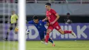 <p>Pemain Timnas Indonesia U-19, Jens Raven (kanan) berusaha merebut bola dari penguasaan pemain Thailand U-19, Singha Marasa pada laga final Piala AFF U-19 2024 di Stadion Gelora Bung Tomo, Surabaya, Senin (29/7/2024). (Bola.com/Bagaskara Lazuardi)</p>