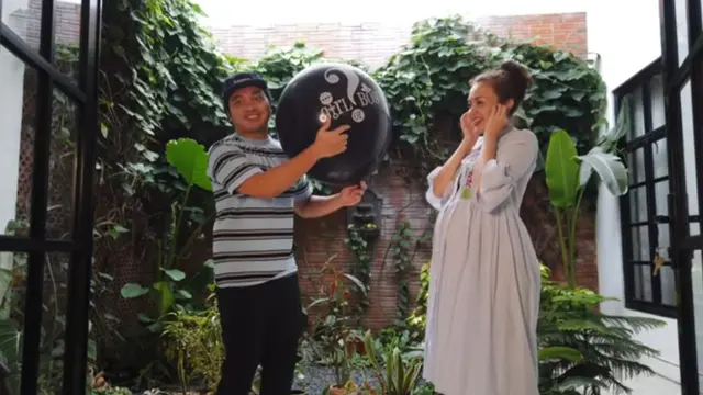 6 Momen Rianti Cartwright Umumkan Jenis Kelamin Buah Hati, Penuh Kebahagiaan