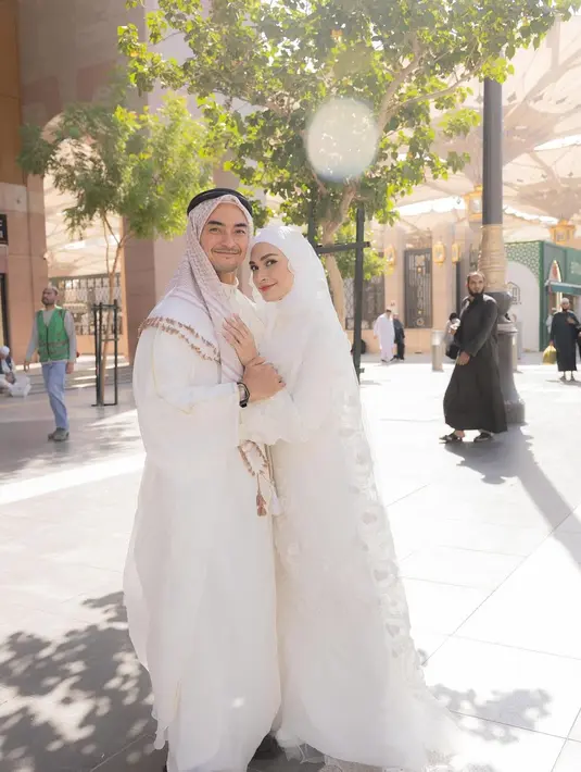 Ia mengenakan two piece dress berwarna putih dengan detail lace sederhana. Gaun tersebut dilengkapi hijab dan veil berdetail lace yang begitu minimalis, namun terlihat anggun.  [@putri_zulhas].
