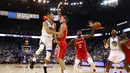 Stephen Curry #30 memberikan umpan kepada rekannya saat diadang para pebasket Houston Rockets pada laga perdana NBA 2017 di Oracle Arena, Oakland, (17/10/2017).  Rockets menang 122-121. Rockets menang 122-121. (Ezra Shaw/Getty Images/AFP)