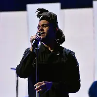 The Weeknd menjadi artis pertama setelah Taylor Swift yang sukses menggeser lagunya sendiri di puncak chart. (AFP/Bintang.com)