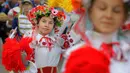 Seorang anak perempuan dalam balutan baju adat di Festival Dozynki, Minsk, Belarusia, Minggu (7/10). Dozynki dirayakan dengan berbagai variasi di setiap negara Eropa. Waktunya pun disesuaikan dengan masing-masing negara. (AP Photo/Sergei Grits)