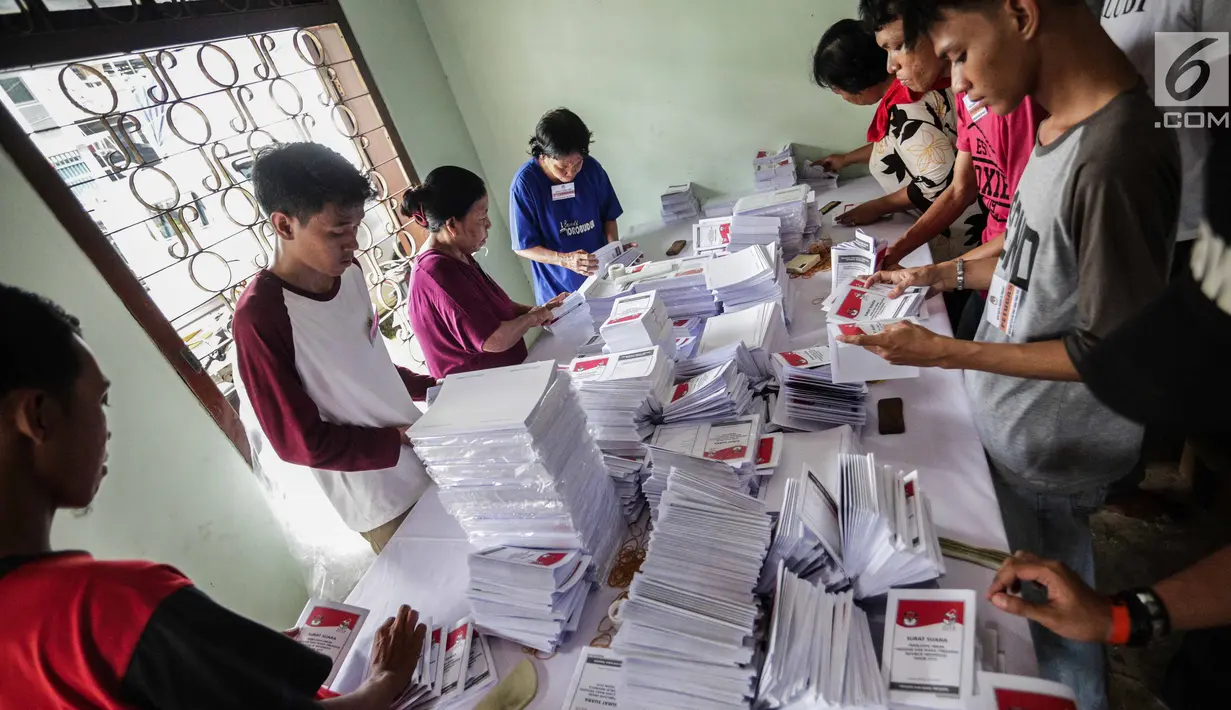 Sejumlah pekerja menyelesaikan pelipatan surat suara Pemilihan Umum 2019 di gudang logistik KPU Jakarta Pusat, Selasa (19/2). Nantinya surat suara itu akan didistribusikan sebelum penyelenggaraan Pemilu 2019. (Liputan6.com/Faizal Fanani)