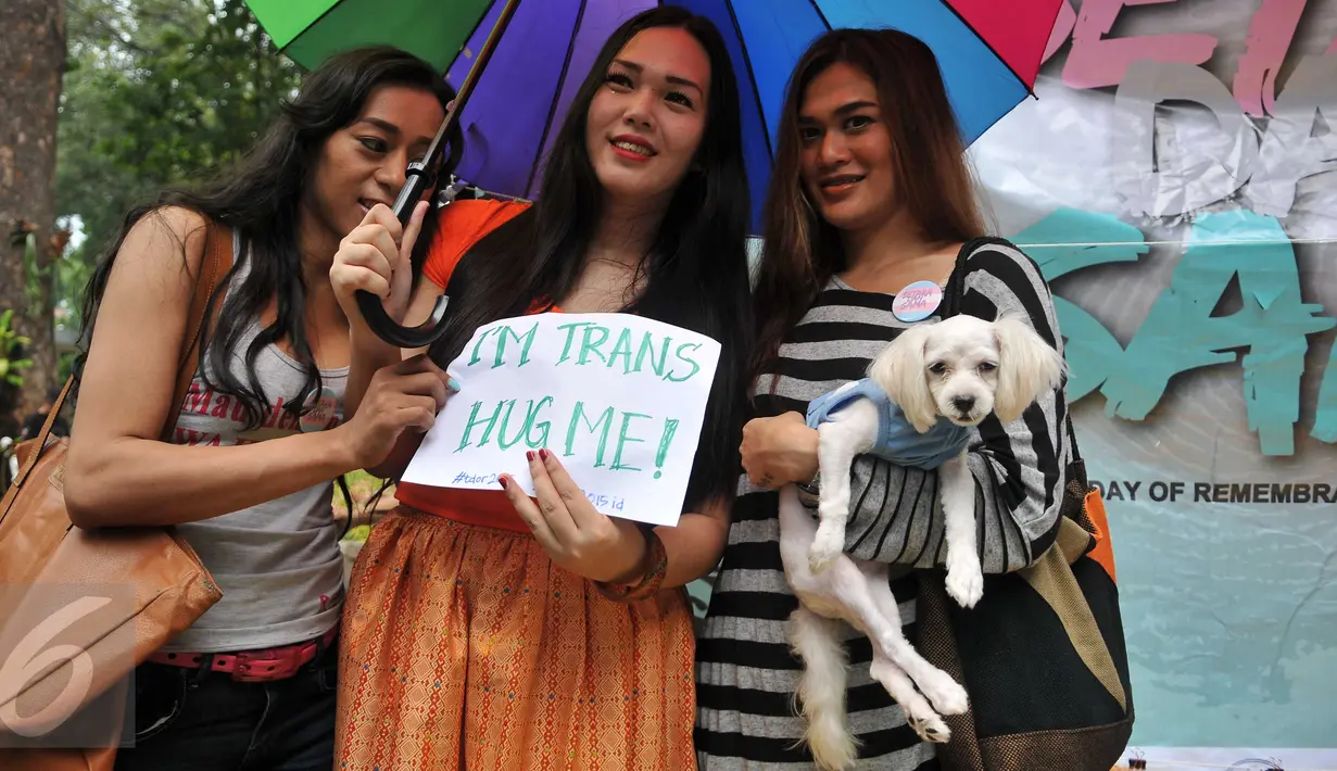 Puluhan transgender menggelar peringatan Transgender Day of Remembrance di Taman Suropati, Jakarta, Minggu (22/11). Kegiatan ini untuk mengenang transgender yang terbunuh akibat kebencian terhadap orang-orang transgender. (Liputan6.com/Gempur M Surya)