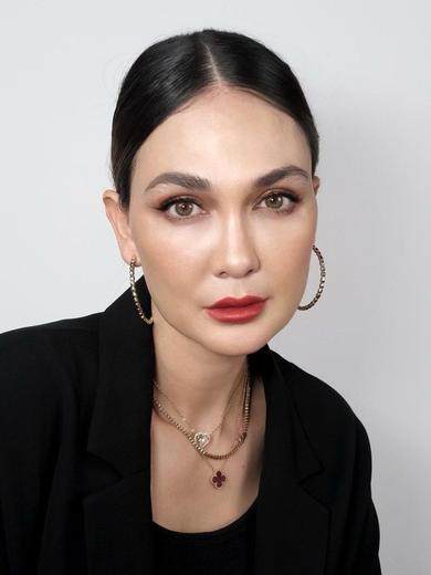 Luna Maya ketika dirias oleh make-up artist Mascrow Gilang (Foto: Instagram manscrow_gilang)