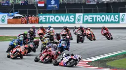 Pembalap Prima Pramac Jorge Martin (kanan) memimpin balapan MotoGP Malaysia 2022 di Sirkuit Internasional Sepang, Sepang, Malaysia, Minggu (23/10/2022). Francesco Bagnaia sukses menjadi juara MotoGP Malaysia 2022 disusul Enea Bastianini dan Fabio Quartararo. (MOHD RASFAN/AFP)