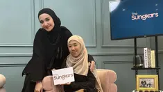 Ketika makeover Kiky Saputri, Zaskia juga tampil serba hitam mulai dari atasan lengan panjang dan pantsnya.@zaskiasungkar15