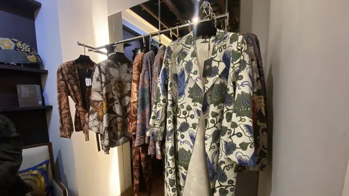 Iwan Tirta Private Collection Luncurkan Koleksi Raya 2025