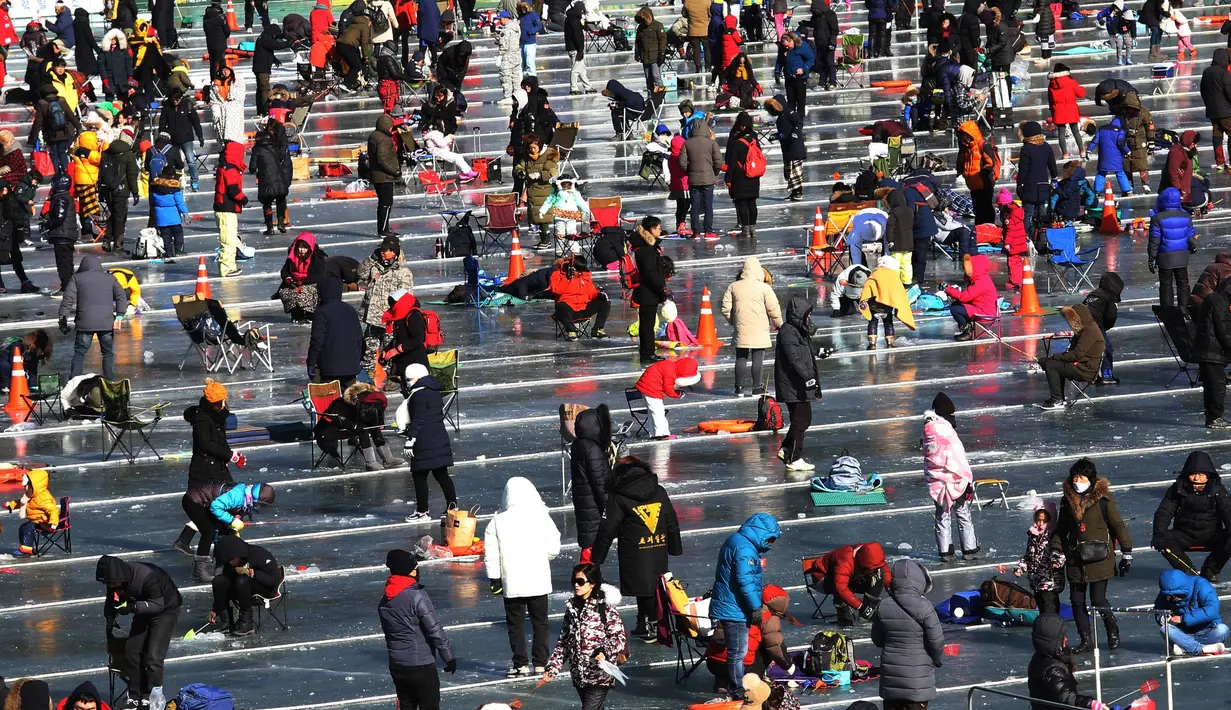 Suasana lomba menangkap ikan saat acara Festival Es di sungai Hwacheon yang membeku di Korea Selatan, Sabtu (14/1). (AP Photo/Ahn Young-joon)