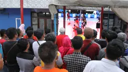 Antusias warga saat nonton bareng final Livoli 2017 antara Bhayangkara Samator melawan TNI AU di GOR Dimyati, Tangerang, Sabtu (9/12/2017). Bhayangkara menang 3-1 atas TNI AU. (Bola.com/Vitalis Yogi Trisna)