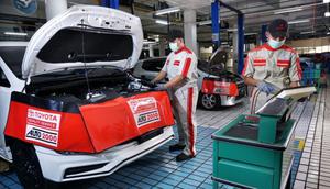 Mekanik bengkel Auto2000 melakukan servis berkala kendaraan Toyota. (Auto2000)