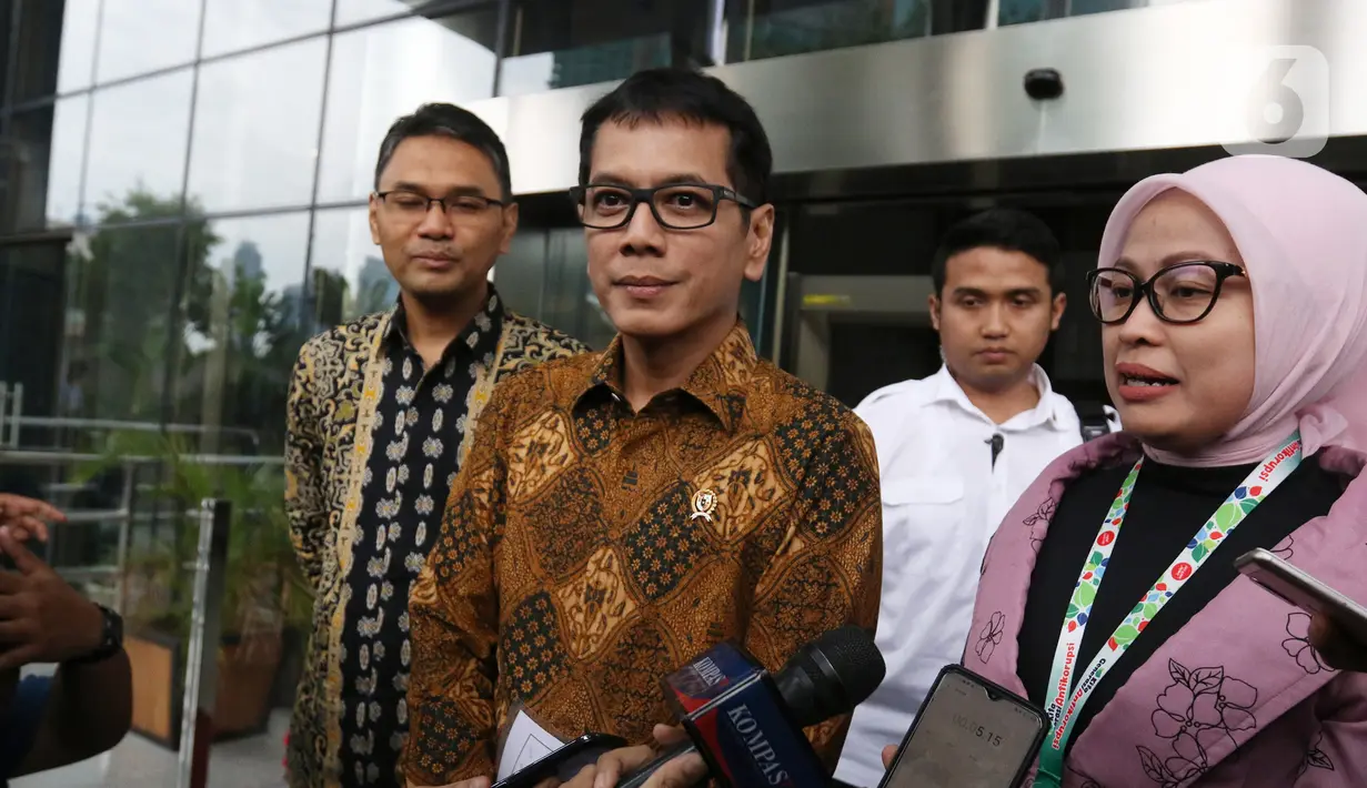 Menteri Pariwisata dan Ekonomi Kreatif Wishnutama (tengah) saat tiba di Gedung KPK, Jakarta, Kamis (9/1/2020). Wishnutama mendatangi KPK untuk menyerahkan laporan harta kekayaan penyelenggara negara (LHKPN). (Liputan6.com/Herman Zakharia)