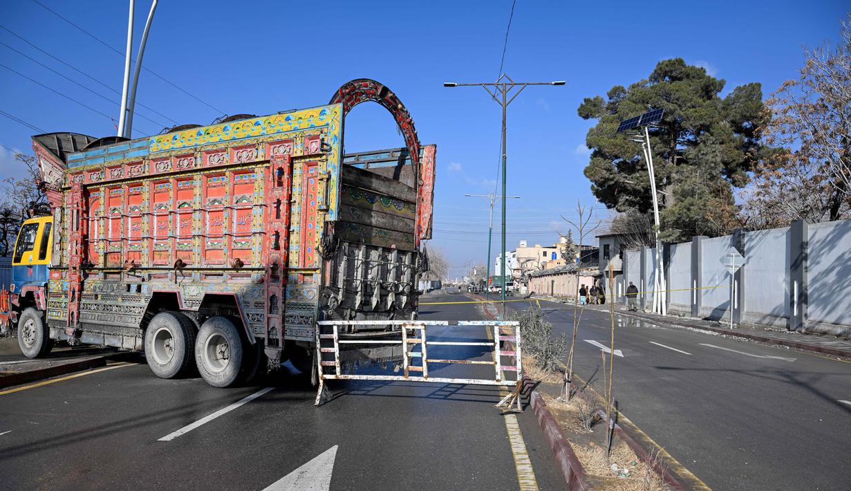 Untuk diketahui, kelompok separatis Baloch Liberation Army (BLA), yang merupakan kelompok militan paling aktif di provinsi tersebut, mengklaim bertanggung jawab atas serangan-serangan itu. Tampak dalam foto, truk-truk terparkir di jalan saat personel keamanan menutup area di dekat lokasi ledakan di Quetta pada 1 Februari 2026, sehari setelah serangan oleh separatis Baloch. (Banaras KHAN/AFP)