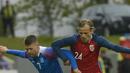 Duel pemain Islandia, Johann Berg Gudmundsson (kiri) dan pemain Norwegia, Iver Fossum pada laga uji coba di Reykjavik, Islandia, (2/6/2018). Islandia kalah dari Norwegia 2-3. (AFP/Haraldur Gudjonsson)