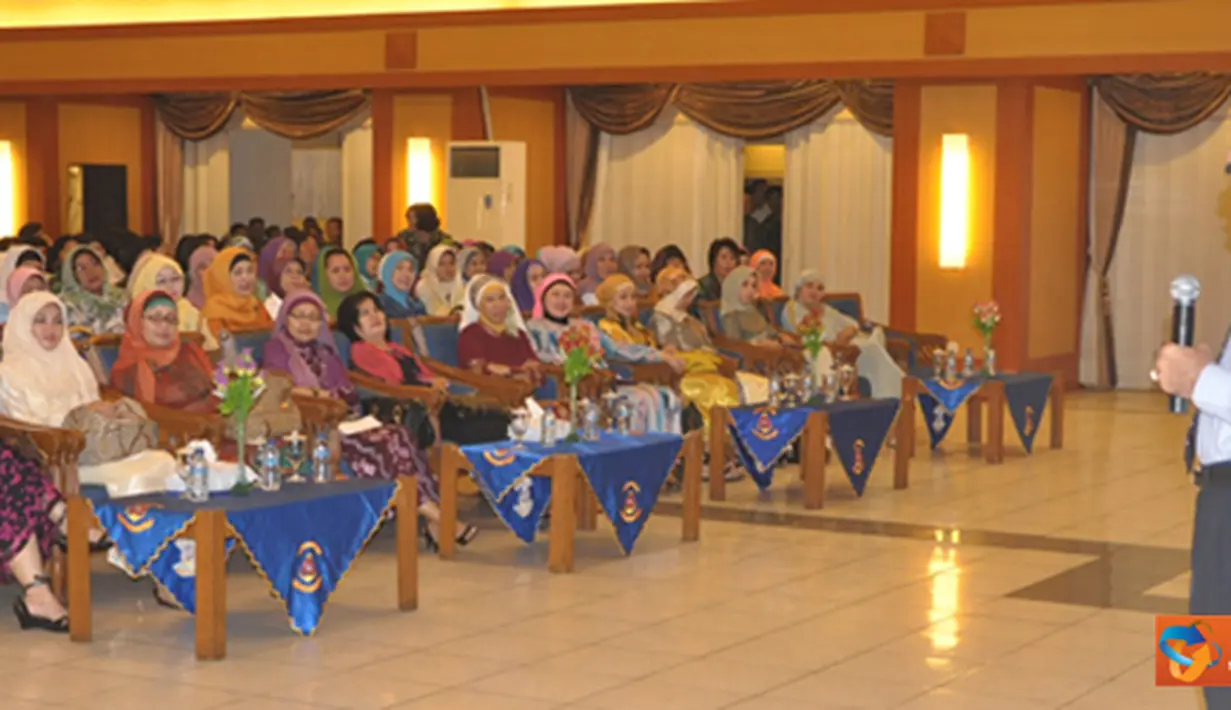 Citizen6, Surabaya: Peringatan Isro’ Mi’roj Nabi Muhammad SAW yang digelar di Gedung Moeljadi Kesatrian Bumimoro menghadirkan penceramah Bapak H. Abdul Azis, dari Surabaya. (Pengirim: Kobangdikal).