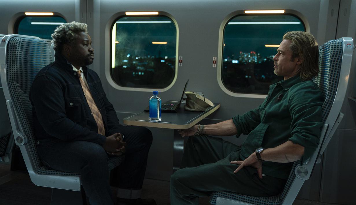 Gambar yang dirilis oleh Sony Pictures ini menunjukkan Brian Tyree Henry (kiri) dan Brad Pitt dalam sebuah adegan film Bullet Train. Bullet Train mulai tayang di bioskop pada Rabu, 3 Agustus 2022. (Scott Garfield/Sony Pictures via AP)