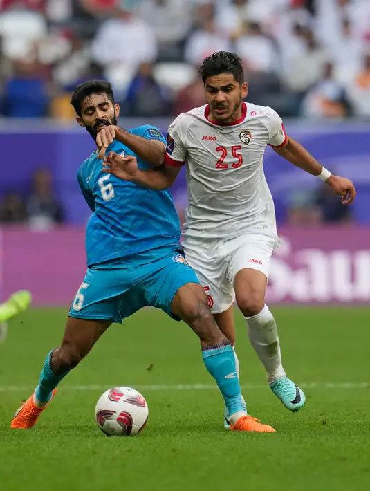 <p>Pada laga terakhir Grup B, Suriah mampu mengalahkan India dengan skor tipis 1-0 berkat gol semata wayang Omar Khrbin pada menik ke-76. (AP Photo/Aijaz Rahi)</p>