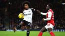 Pemain Fulham, Willian (kiri) mengontrol bola dibayangi pemain Rotherham, Arvin Appiah pada laga putaran ketiga Piala FA 2023/2024 yang berlangsung di Craven Cottage, London, Inggris, Sabtu (06/01/2023). (AFP/Henry Nicholls)