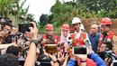 Presiden Jokowi menjawab pertanyaan media saat meninjau lokasi Groundbreaking proyek Pembangunan Jalur Ganda Kereta Api Bogor-Sukabumi di Cicurug, Jumat (15/12). Sekadar diketahui, jalur kereta Sukabumi-Bogor memiliki panjang sekitar 57 km. (dok. Setpres)